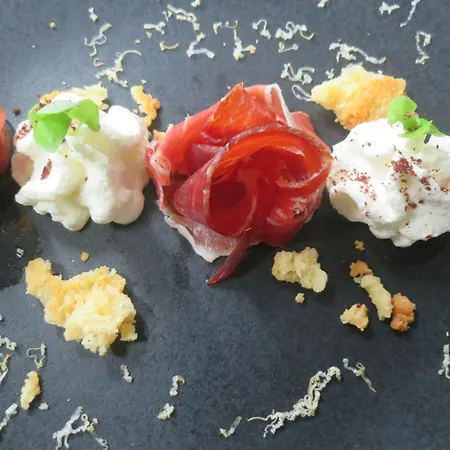 - La Maison Des Sottais Bed & Breakfast